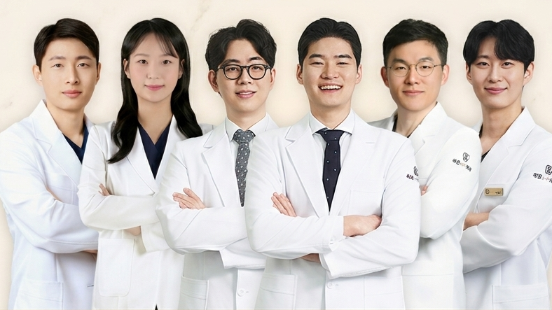 밝은 표정의 라온누리치과 의료진들이 팔짱을 끼고 서 있는 모습으로, 환자들에게 신뢰감을 줍니다.